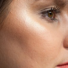 NUI COSMETICS - Přírodní Rozjasňující Pudr KARA