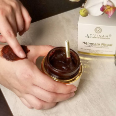 LOVINAH - Čistící Tělový a Pleťový Peeling s Hroznovým Extraktem, RAW Kakaem a Turmalínem - HAMMAM RITUAL