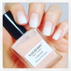 NAILBERRY - Lak na nechty odtieň A TOUCH OF POWDER NAILBERRY - Lak na nechty odtieň A TOUCH OF POWDER