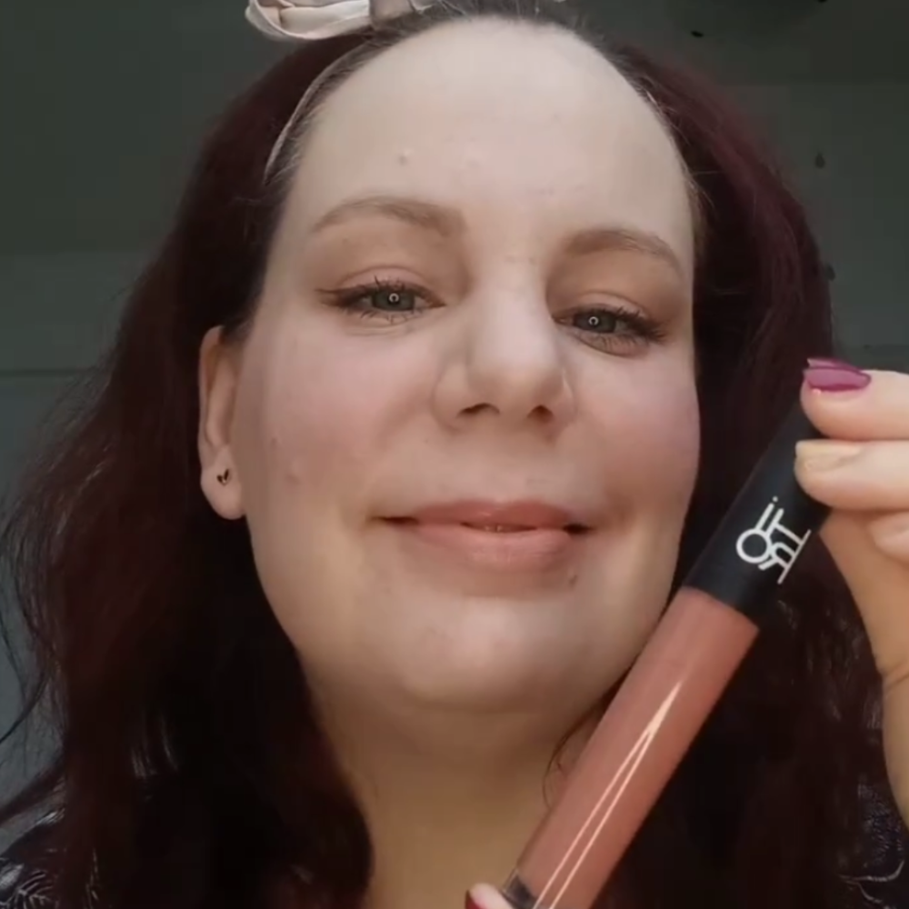 Druhé video: HIRO Lip Paint Leyster – přirozený look s růžovým nude odstínem